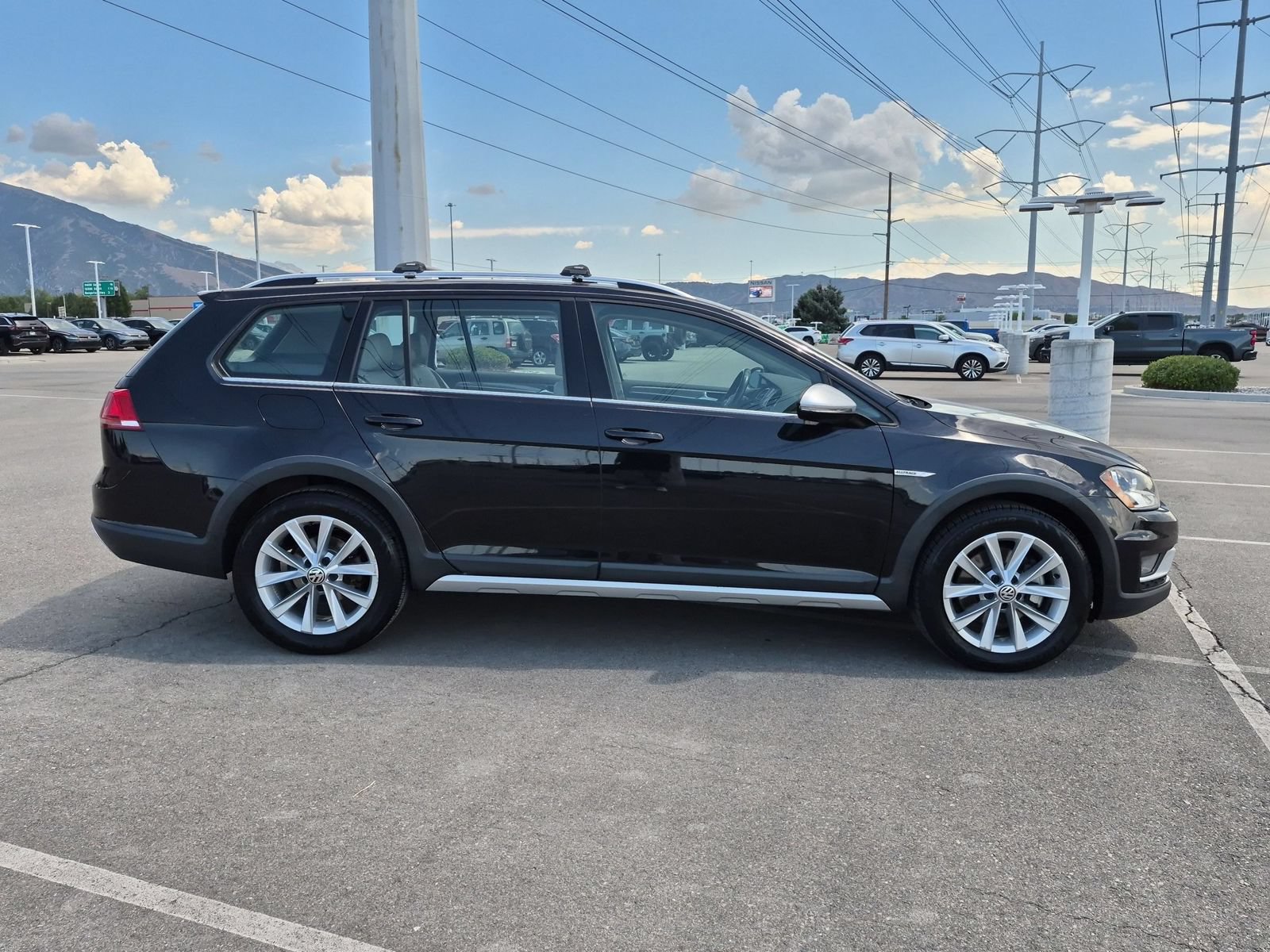 Used 2017 Volkswagen Golf Alltrack S AWD/4WD image 2