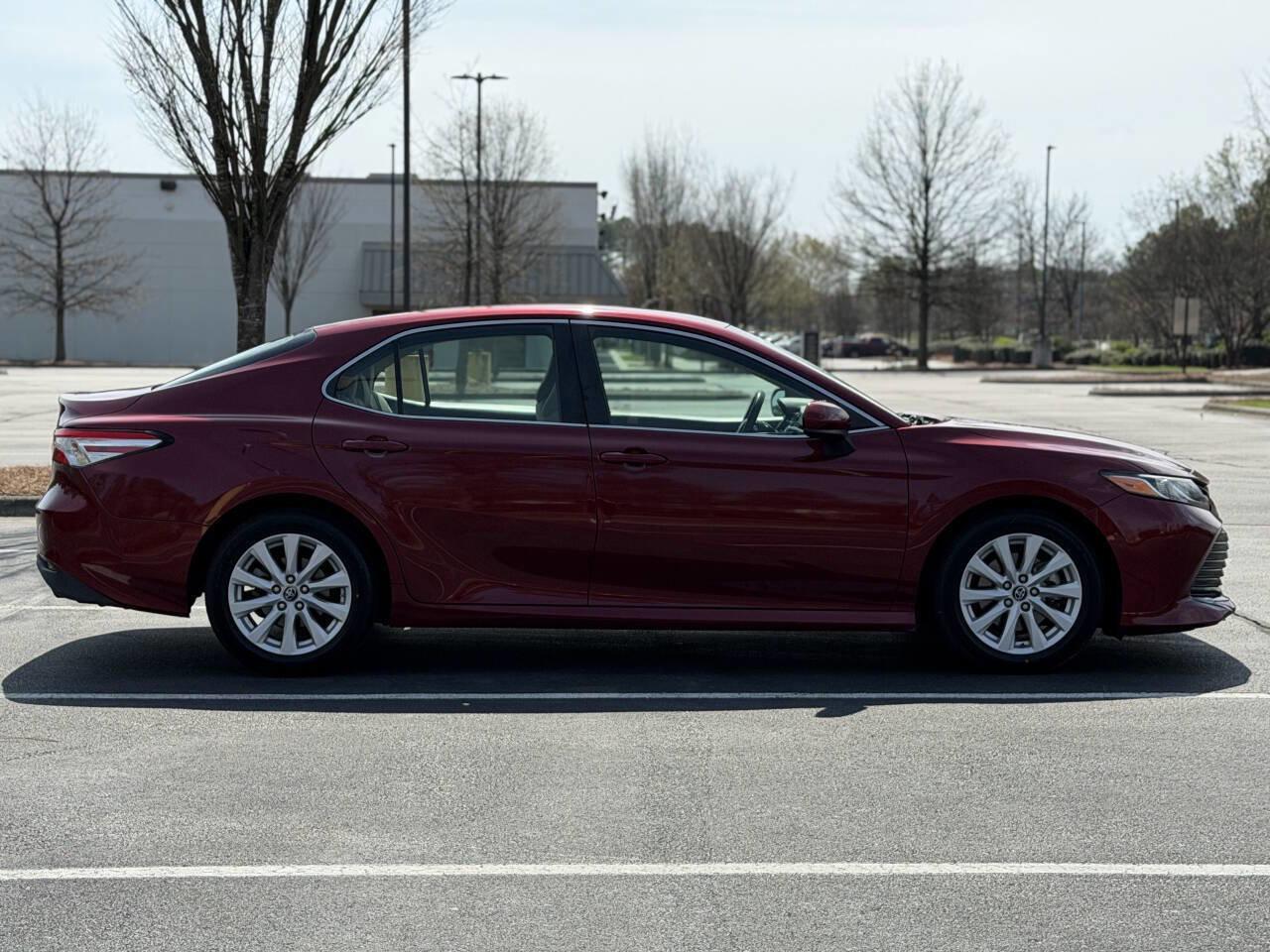 Used 2018 Toyota Camry LE image 10