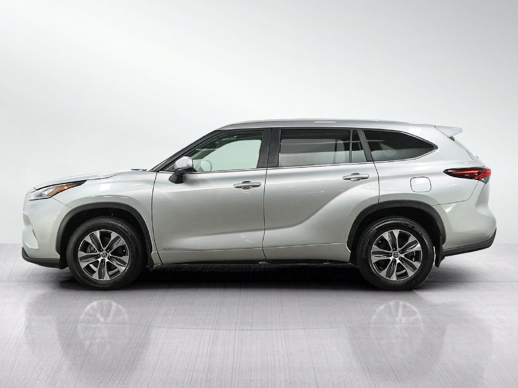 Used 2025 Toyota Highlander XLE AWD/4WD image 2