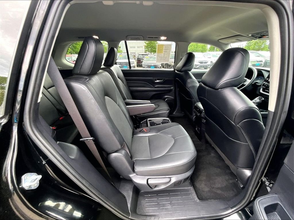 Used 2025 Toyota Grand Highlander AWD image 16