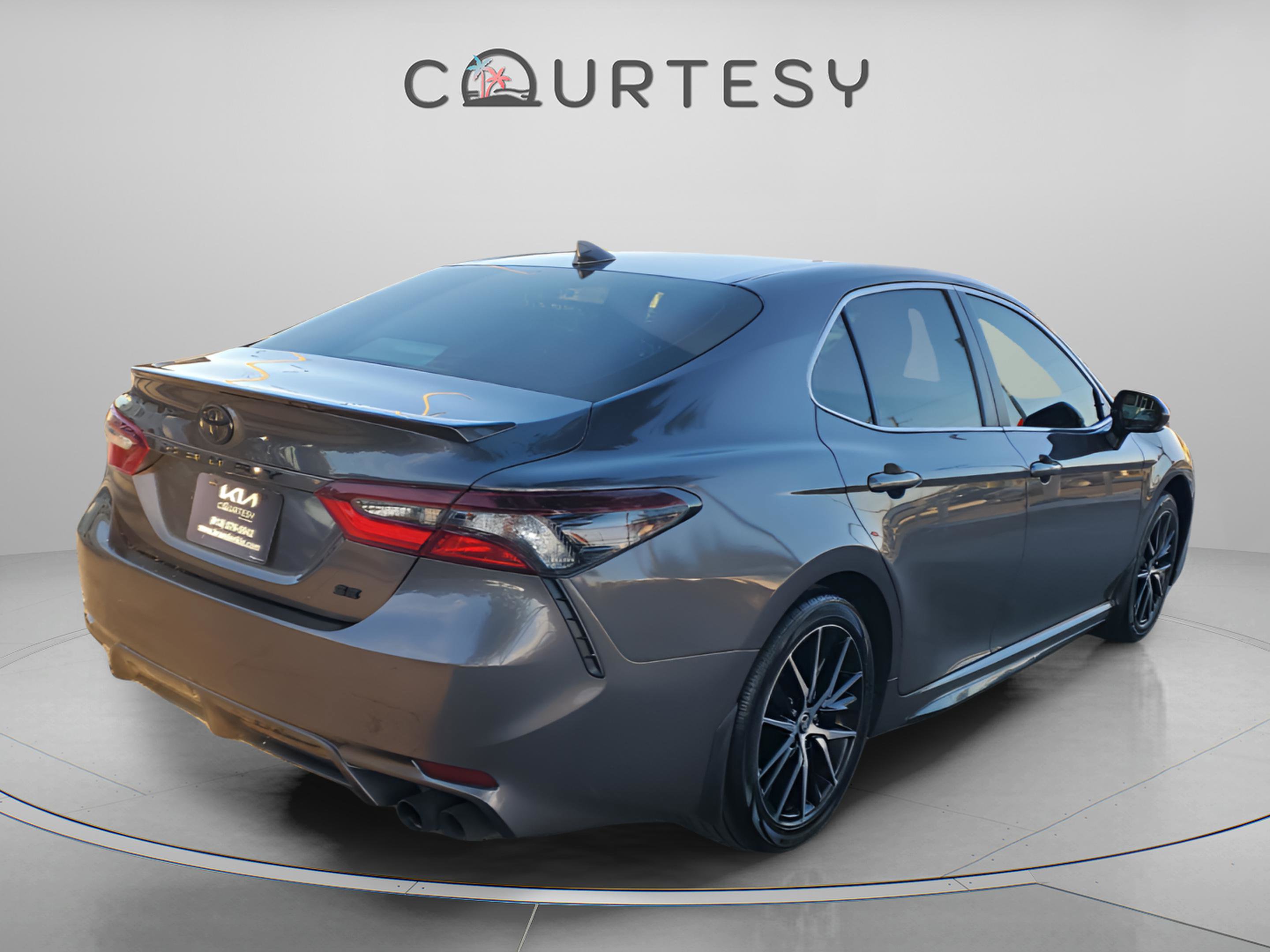 Used 2024 Toyota Camry SE image 5