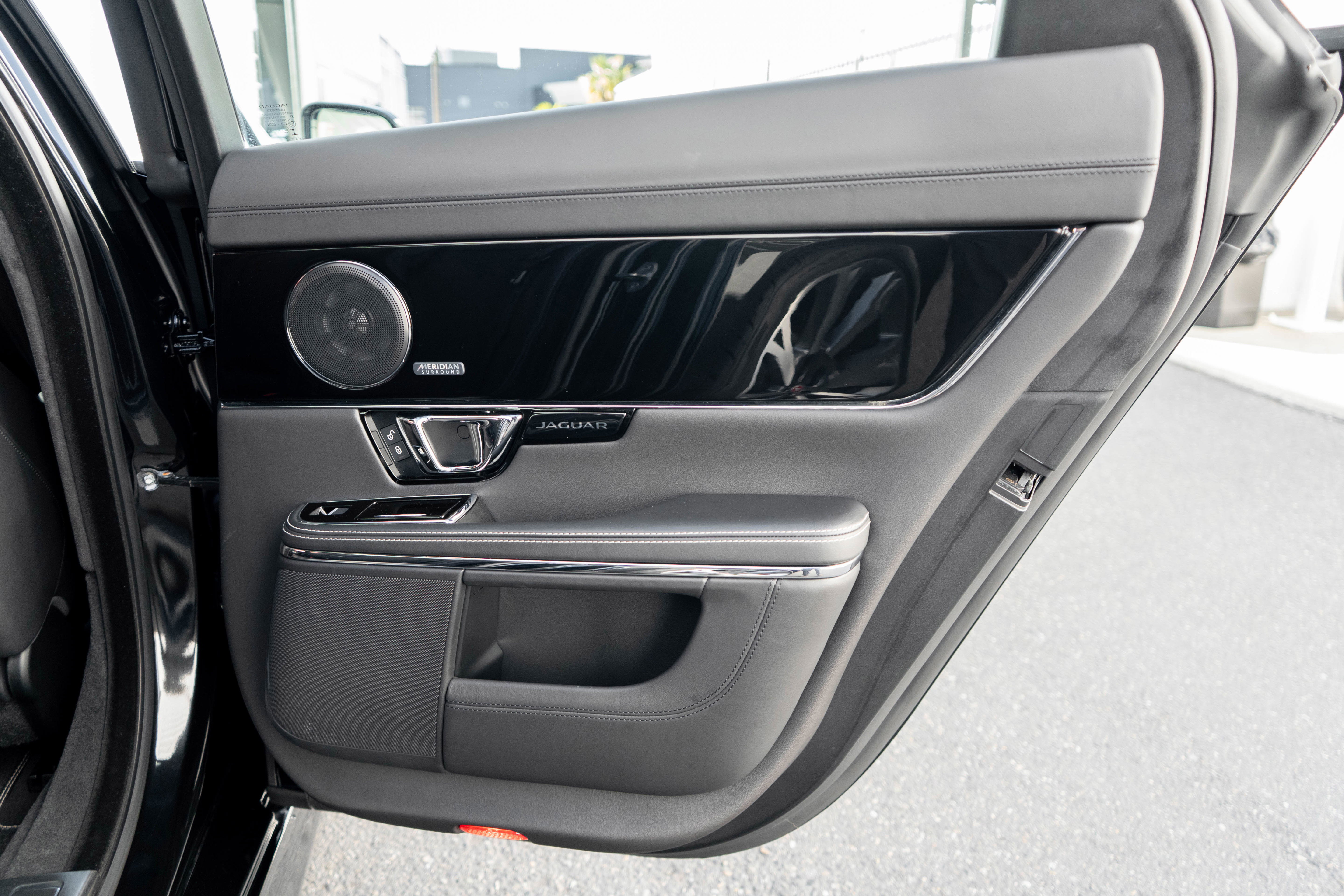 Used 2015 Jaguar XJ image 31