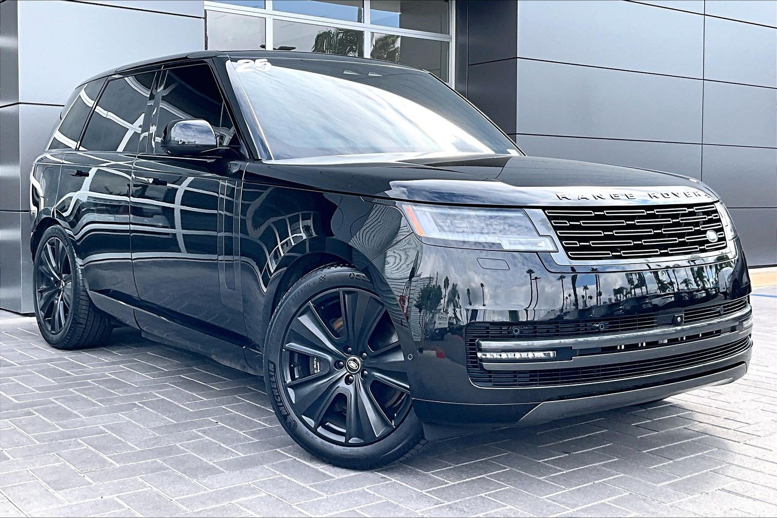 Used 2025 Land Rover Range Rover SE AWD/4WD image 3