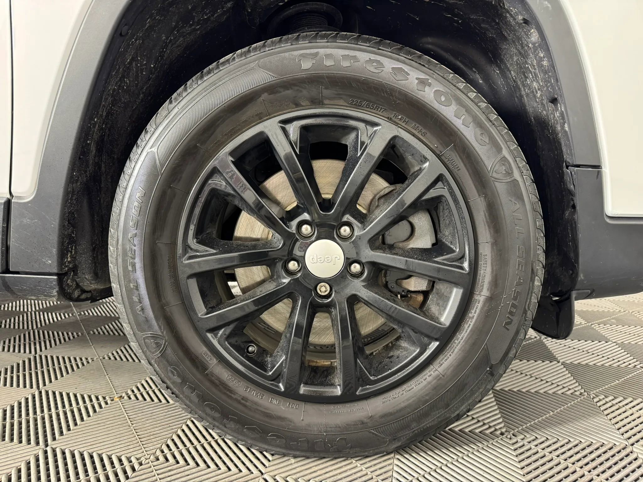 Used 2019 Jeep Cherokee Latitude w/ Cold Weather Group AWD/4WD image 43