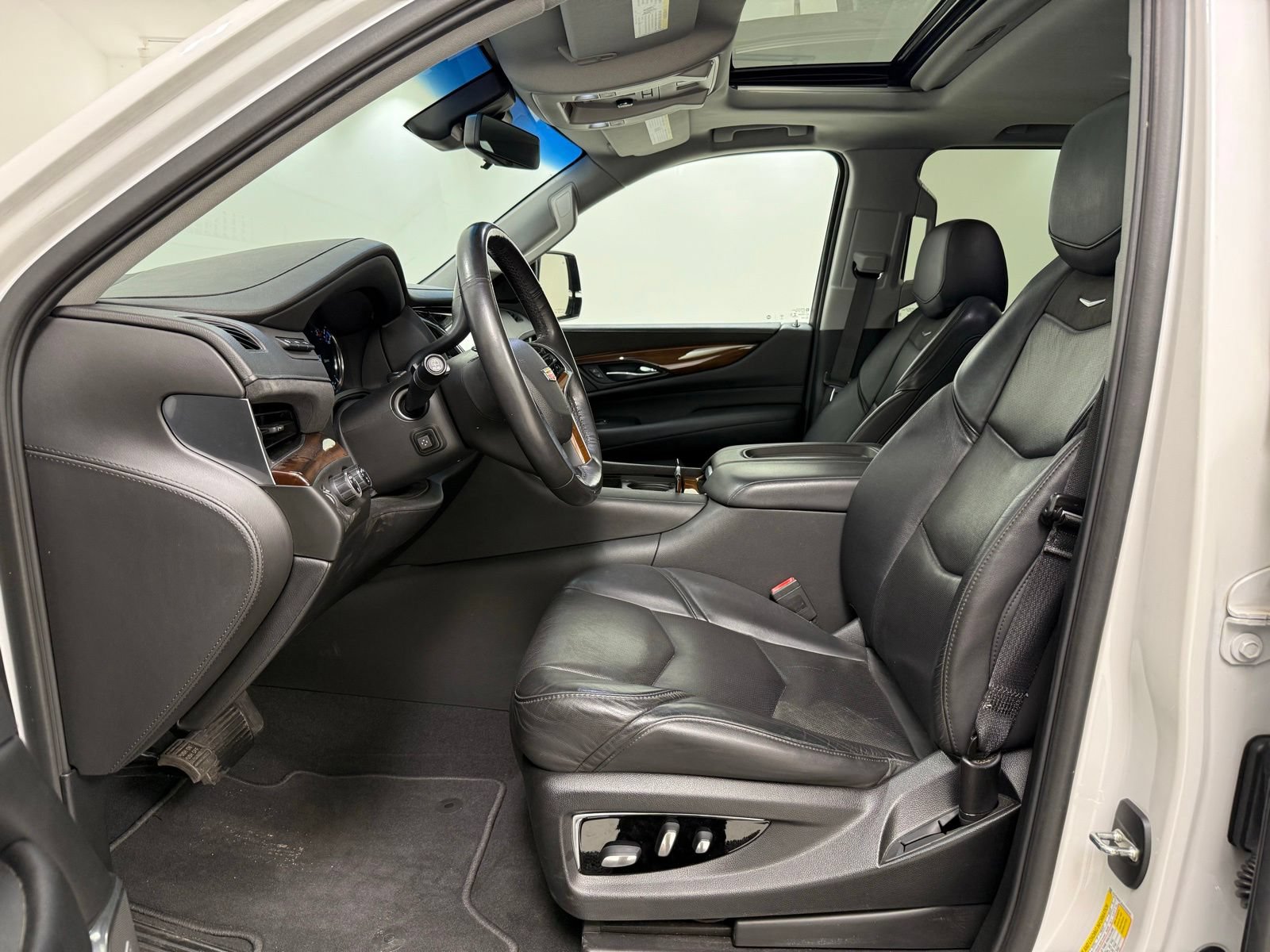 Used 2019 Cadillac Escalade ESV Luxury AWD/4WD image 16