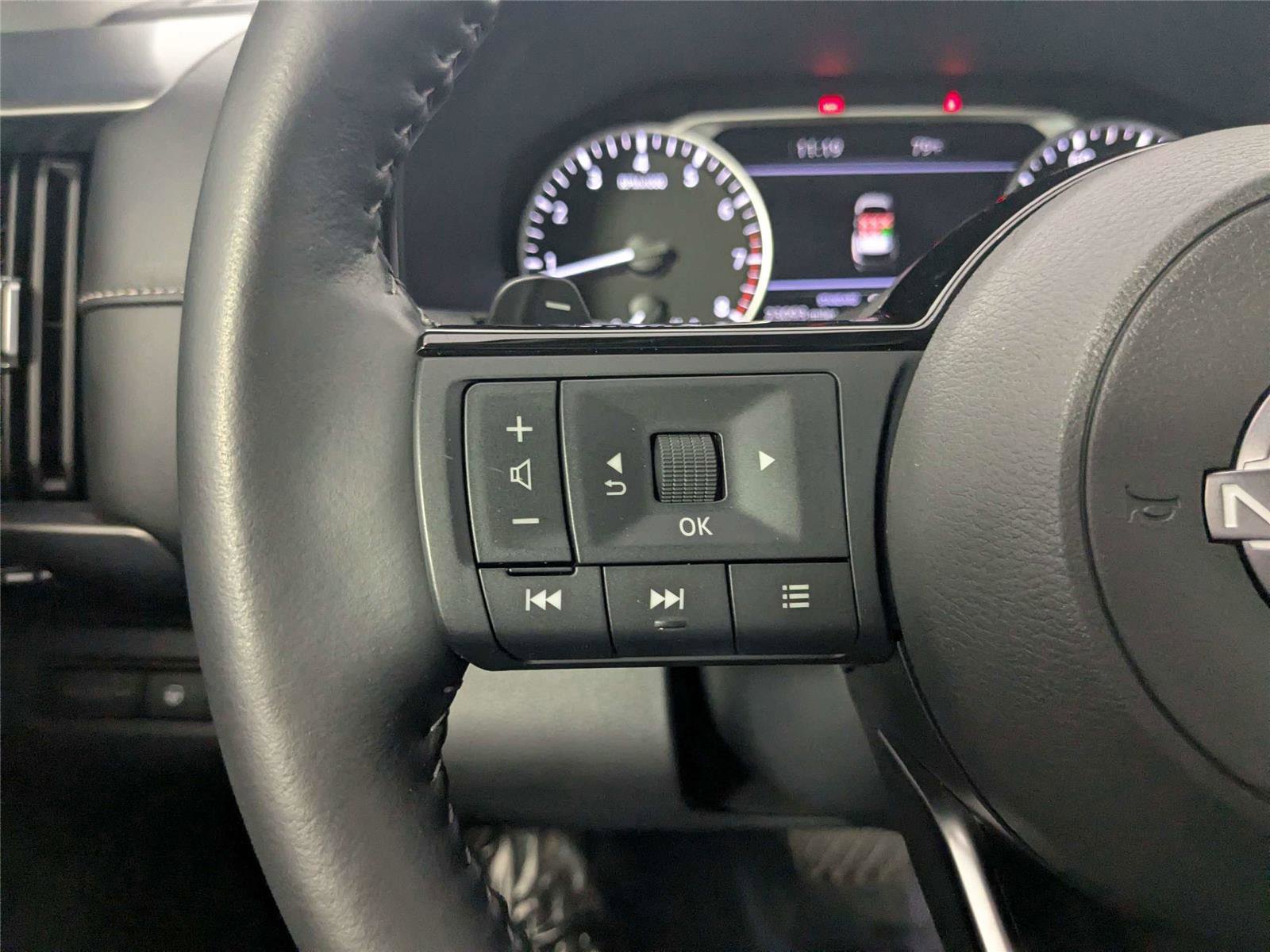 Used 2023 Nissan Pathfinder SL w/ Lighting Package (N92) image 15