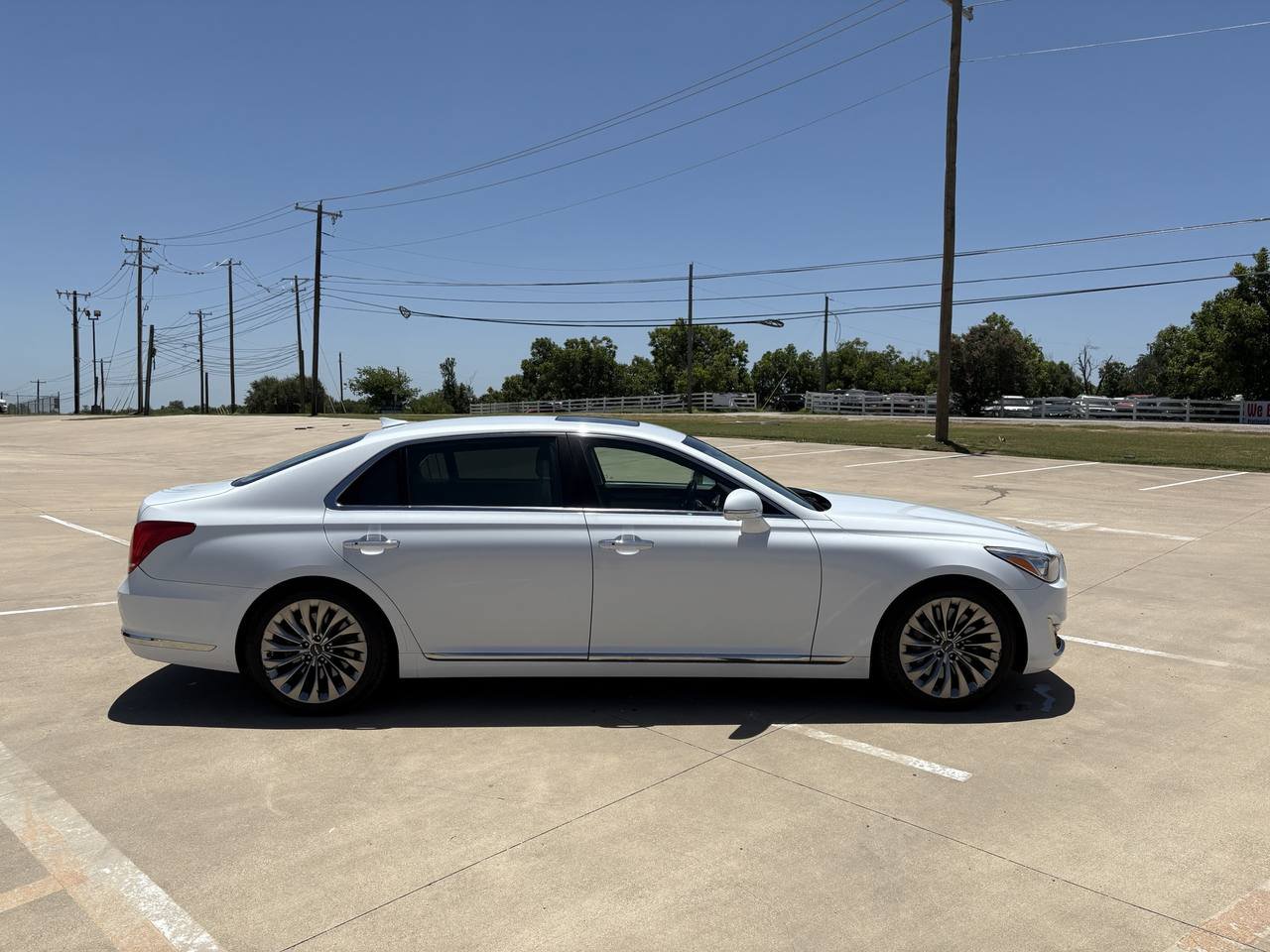 Used 2017 Genesis G90 3.3T Premium RWD image 4