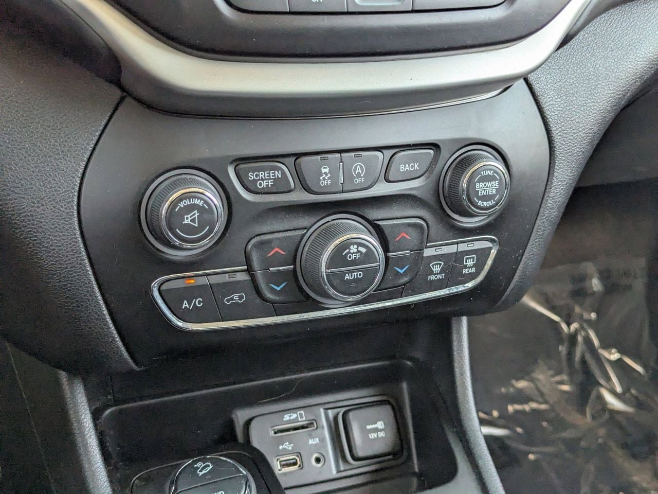 Used 2018 Jeep Cherokee Overland w/ Heavy Duty Protection Group AWD/4WD image 26