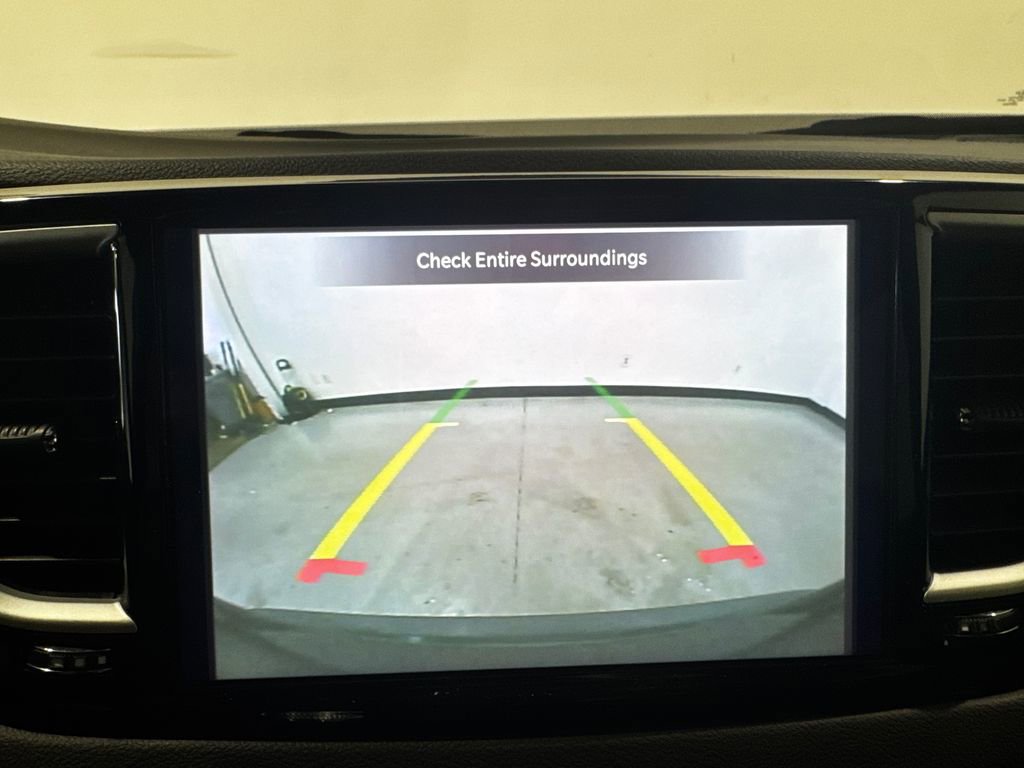 Used 2025 Chrysler Pacifica Select FWD image 9