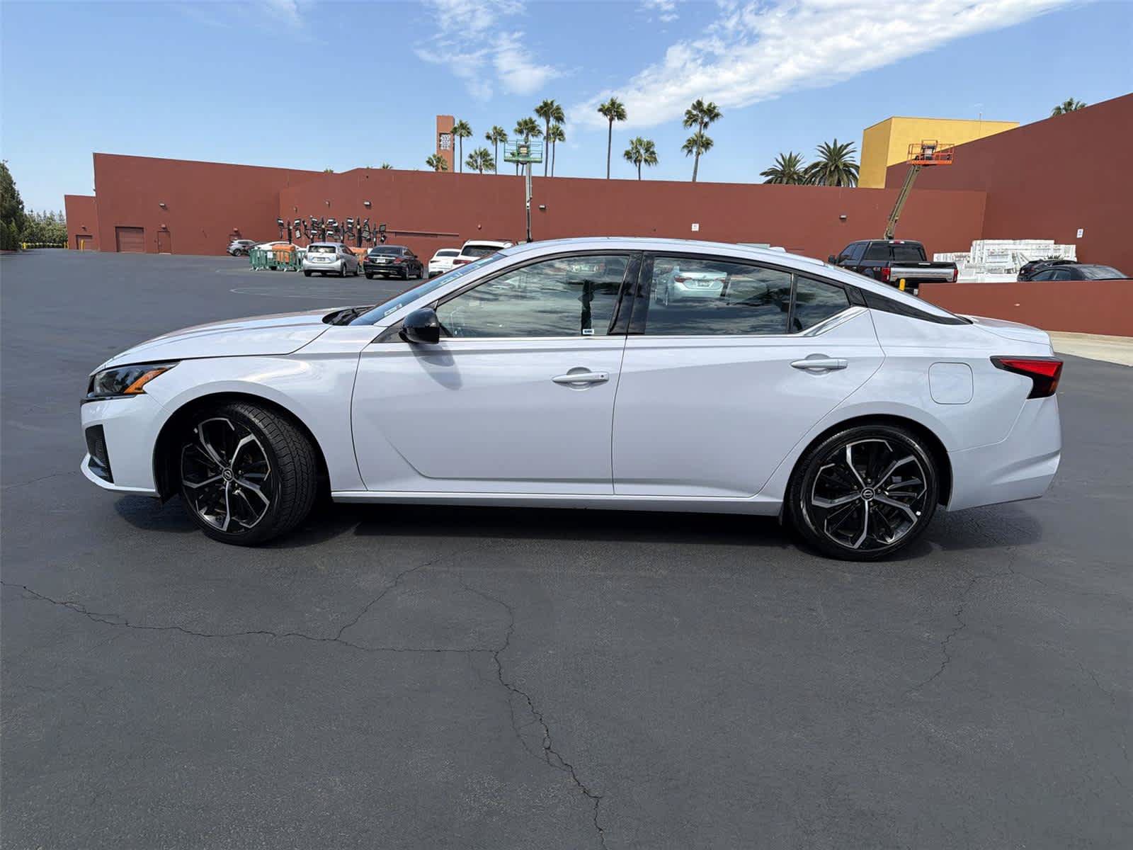 Used 2024 Nissan Altima 2.5 SR FWD image 3