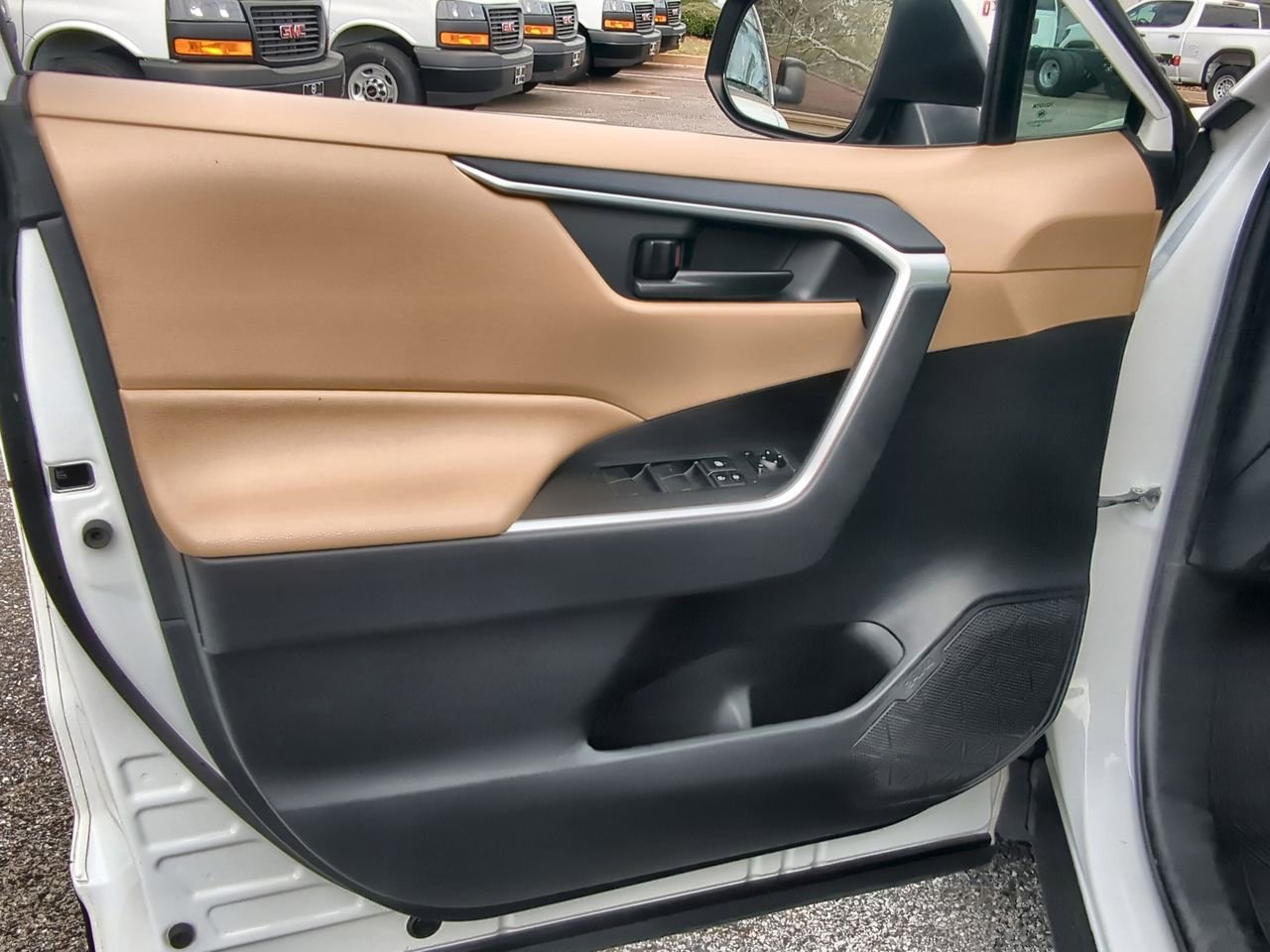 Used 2019 Toyota RAV4 LE image 19