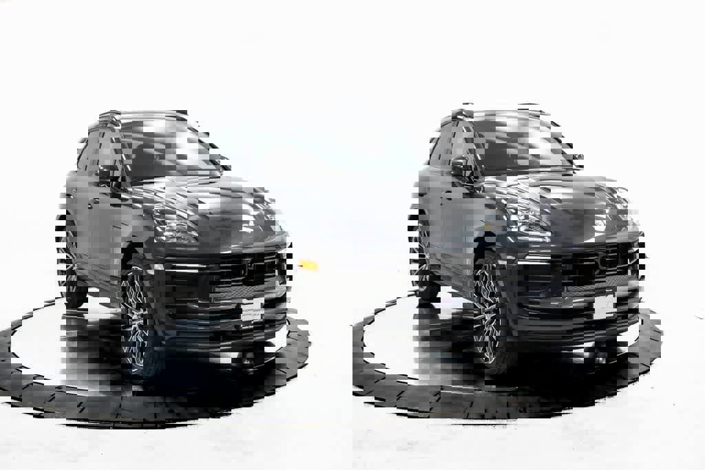 Certified 2025 Porsche Macan image 9