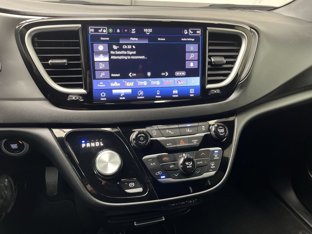 Used 2025 Chrysler Pacifica Select FWD image 17
