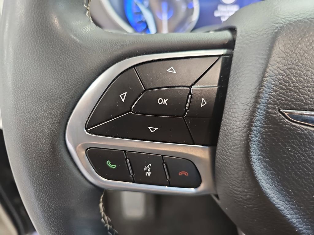 Used 2023 Chrysler Pacifica Touring-L FWD image 17
