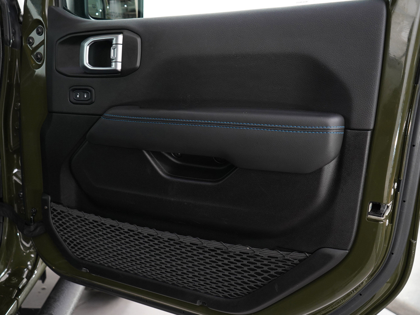 Used 2023 Jeep Wrangler Unlimited Rubicon 4xe w/ Steel Bumper Group image 11