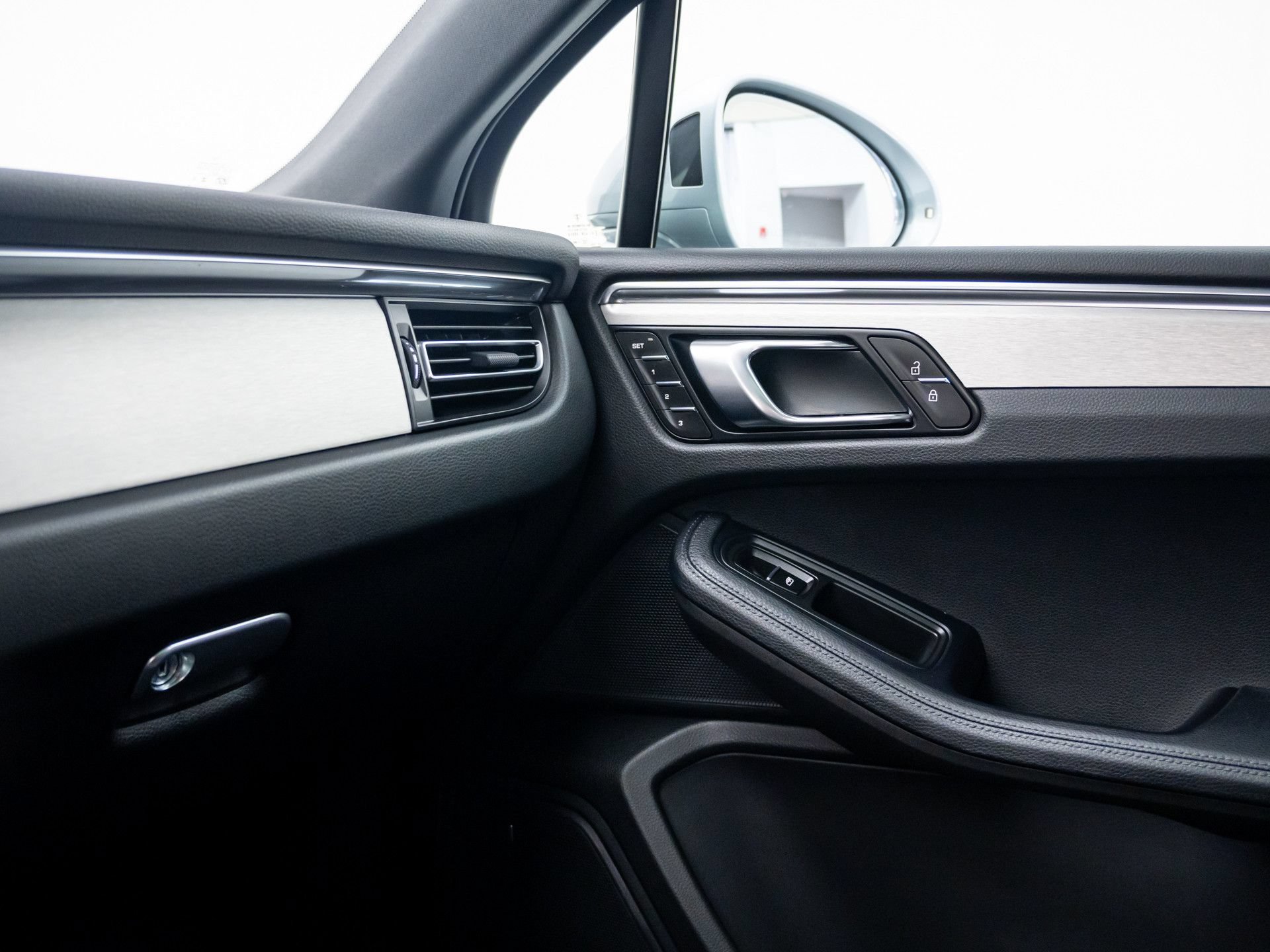 Certified 2026 Porsche Macan AWD/4WD image 27