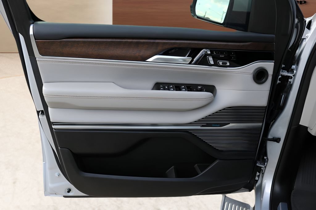 Used 2022 Jeep Grand Wagoneer Series I AWD/4WD image 11