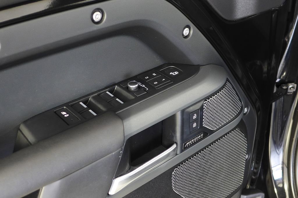 Used 2023 Land Rover Defender 110 X-Dynamic SE image 12