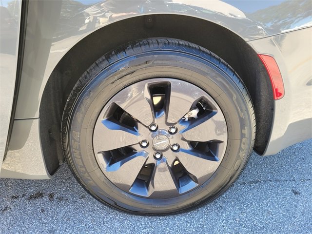 Used 2020 Chrysler Pacifica Limited w/ Advanced Safetytec Group image 19