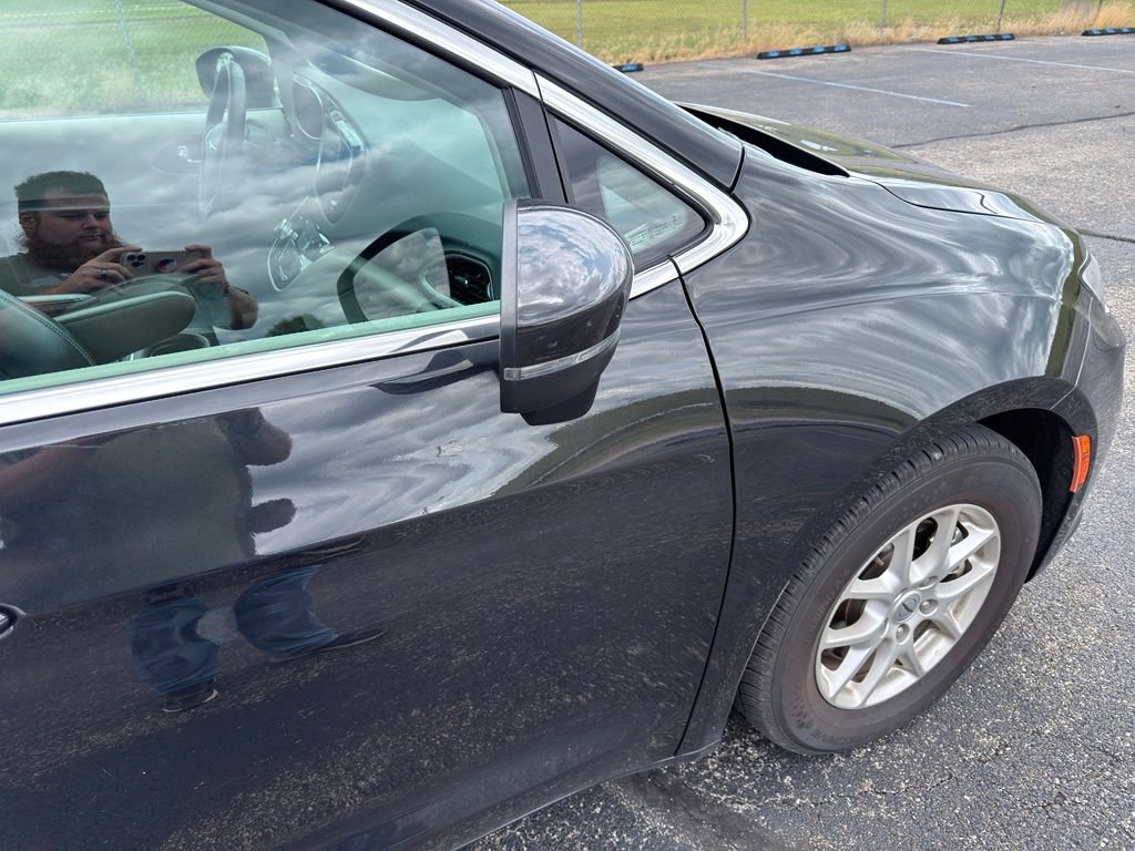 Used 2023 Chrysler Pacifica Touring-L FWD image 11