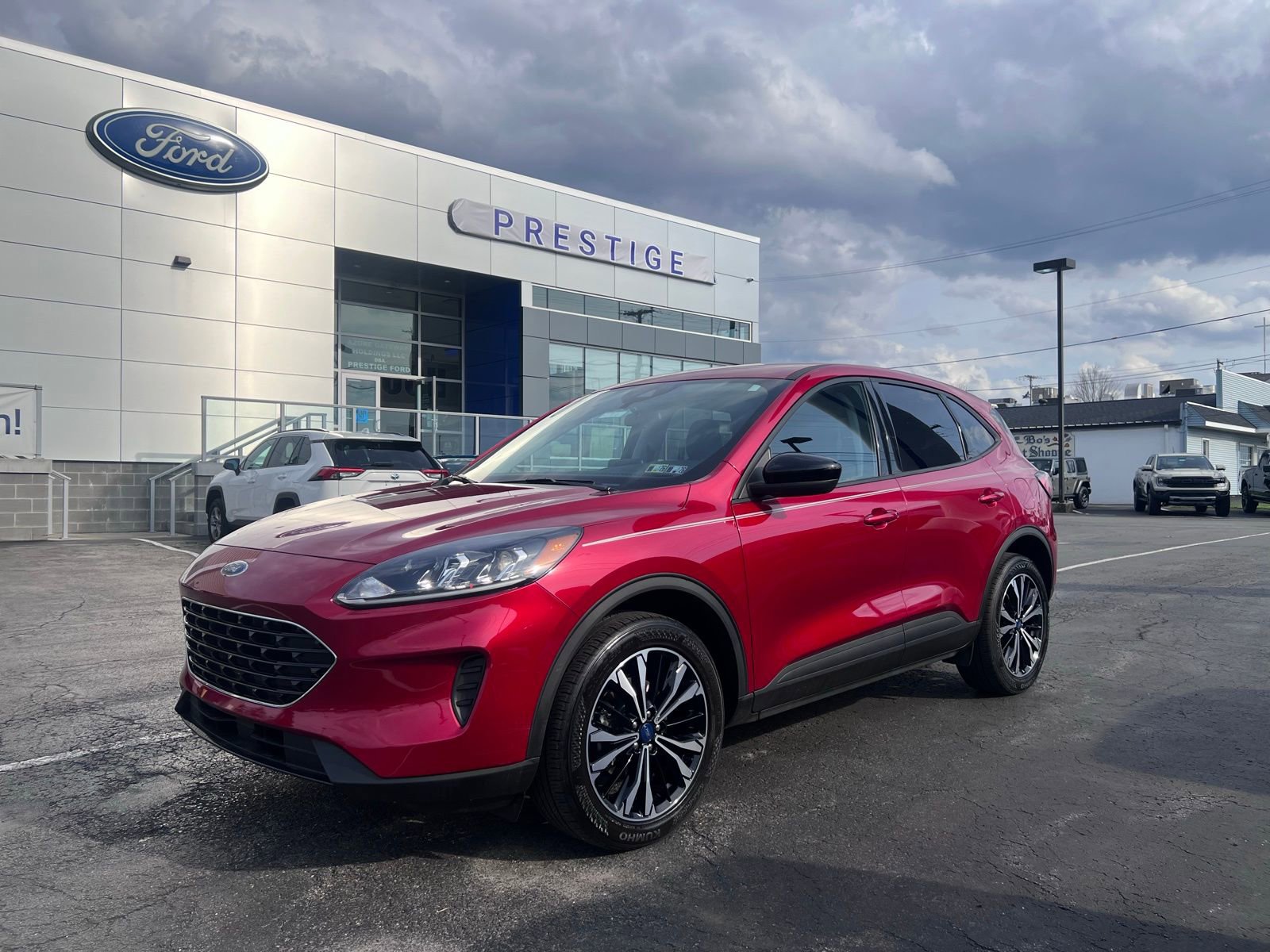 Used 2022 Ford Escape SE w/ SE Sport Appearance Package image 1