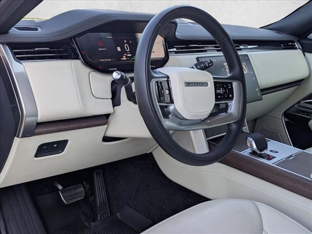 Used 2025 Land Rover Range Rover SE AWD/4WD image 3