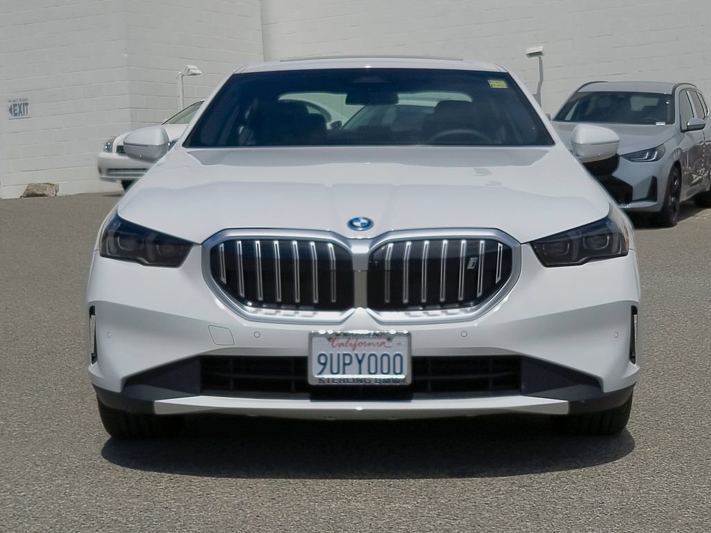 Used 2026 BMW i5 eDrive40 w/ Premium Package RWD image 2
