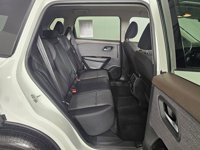 Used 2021 Nissan Rogue SV image 16