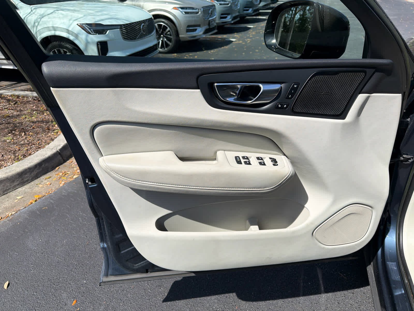 Used 2023 Volvo XC60 B5 Ultimate w/ Climate Package image 24