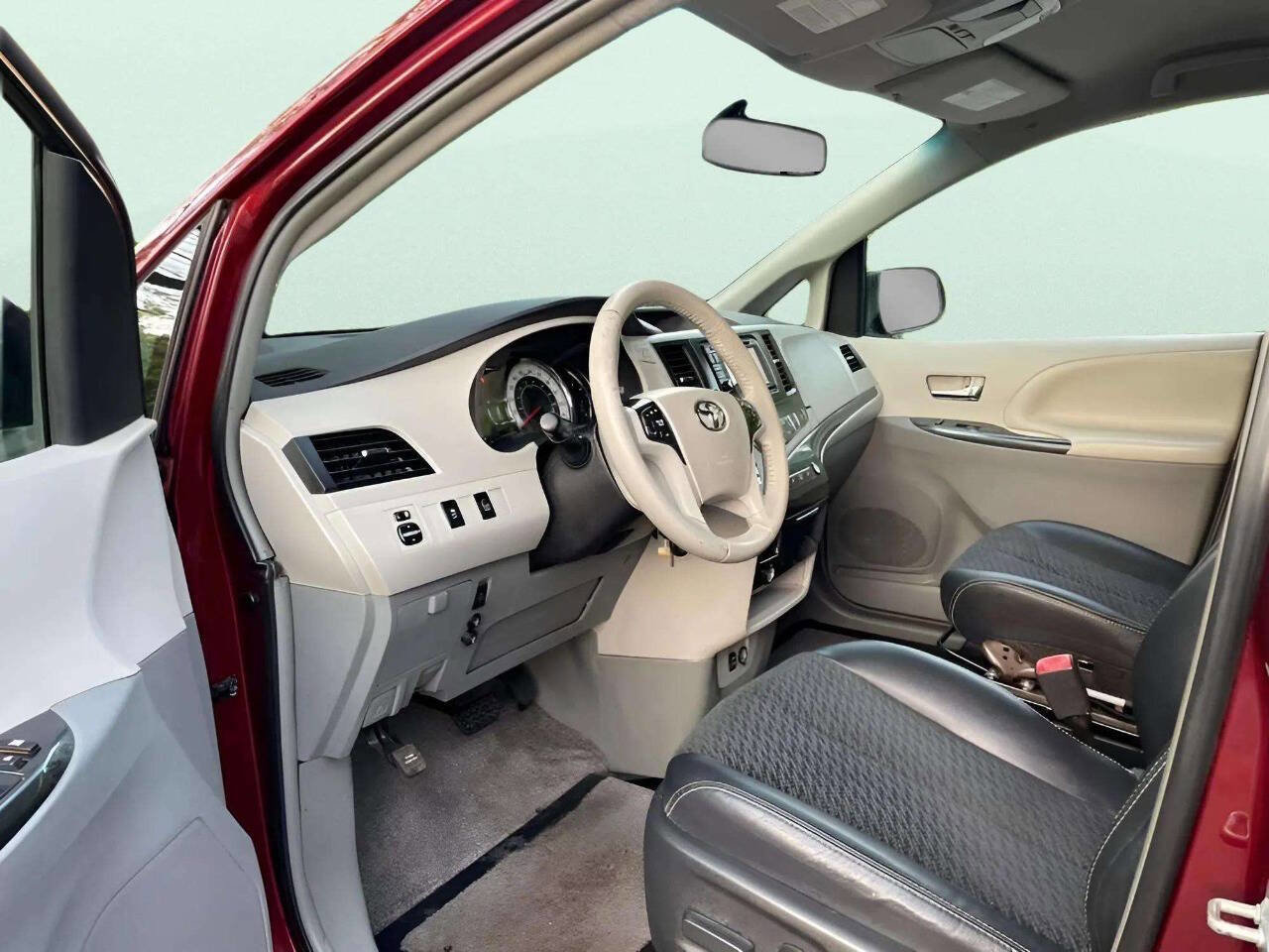 Used 2014 Toyota Sienna SE image 17