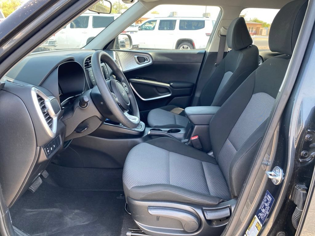Used 2025 Kia Soul LX w/ LX Technology Package FWD image 19