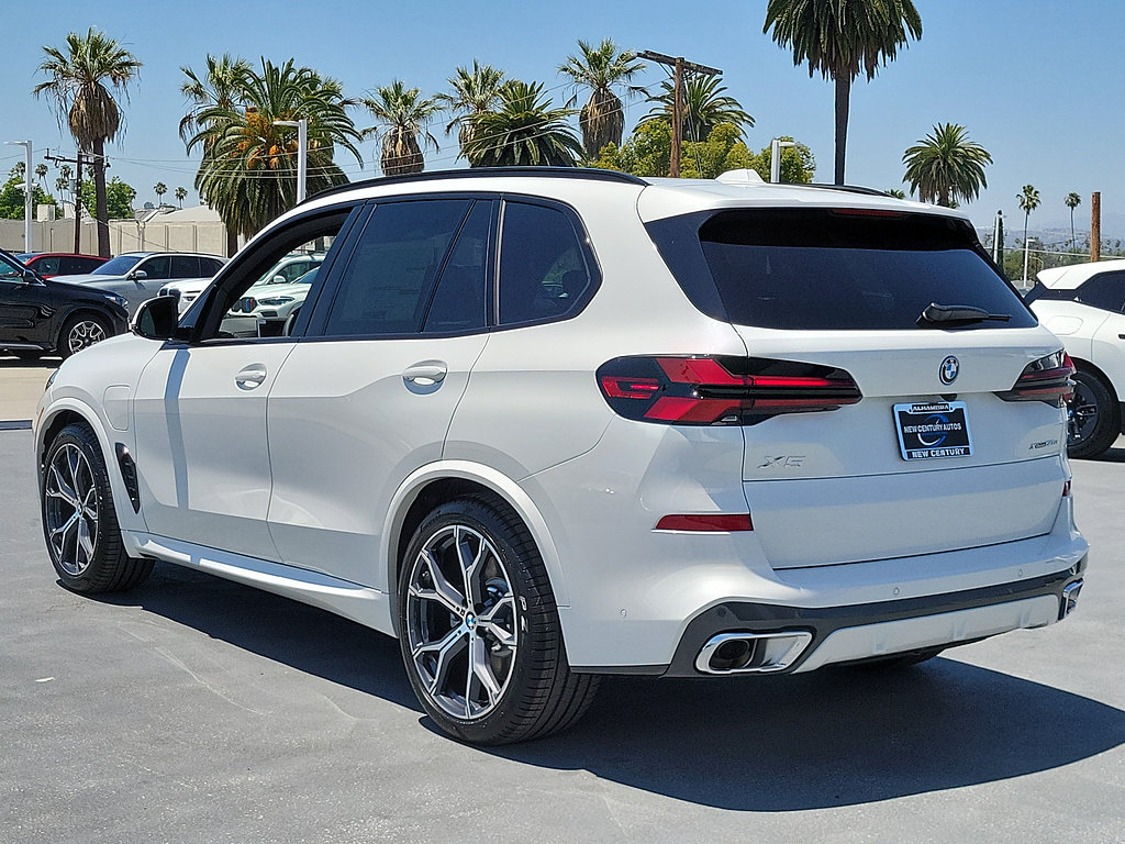 New 2026 BMW X5 xDrive50e w/ M Sport Package AWD/4WD image 2