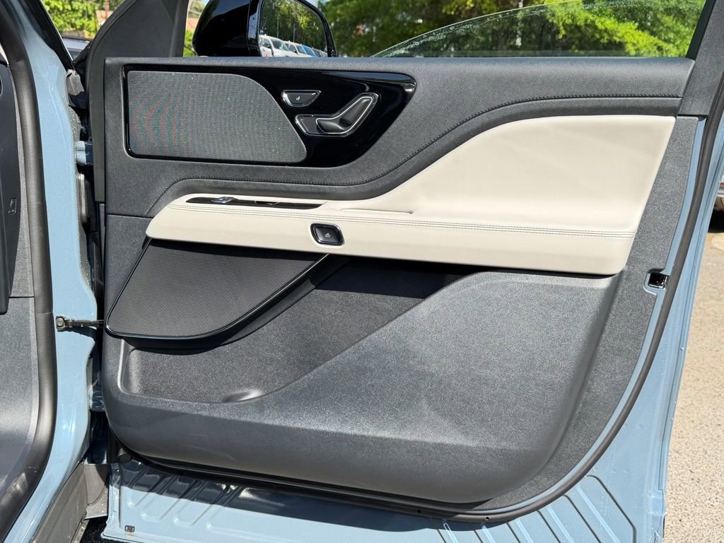 New 2026 Lincoln Aviator AWD w/ Jet Appearance Package image 5
