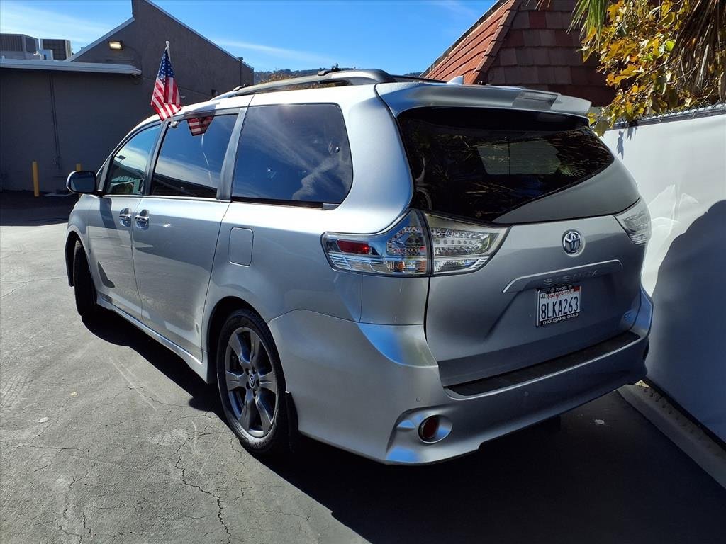Certified 2019 Toyota Sienna SE Premium image 4