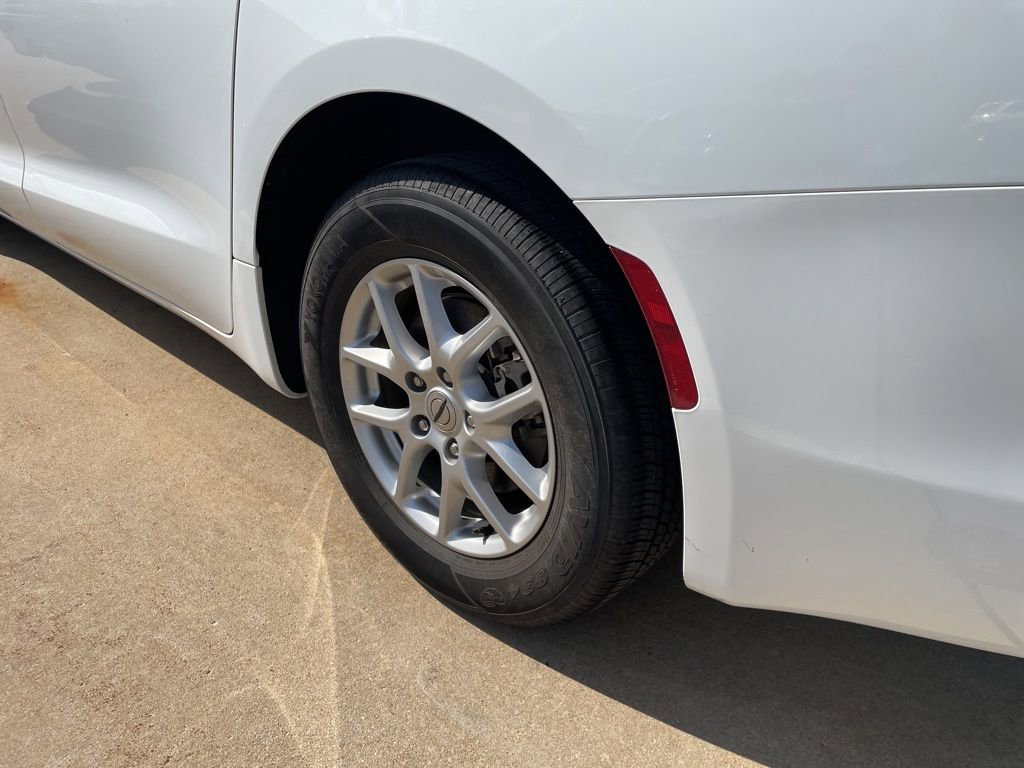 Used 2023 Chrysler Voyager LX FWD image 4