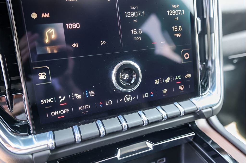 Used 2025 GMC Yukon XL Denali AWD/4WD image 18