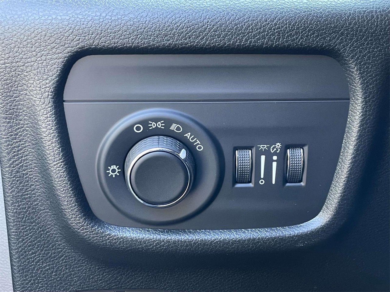 New 2025 Jeep Grand Cherokee Altitude image 12