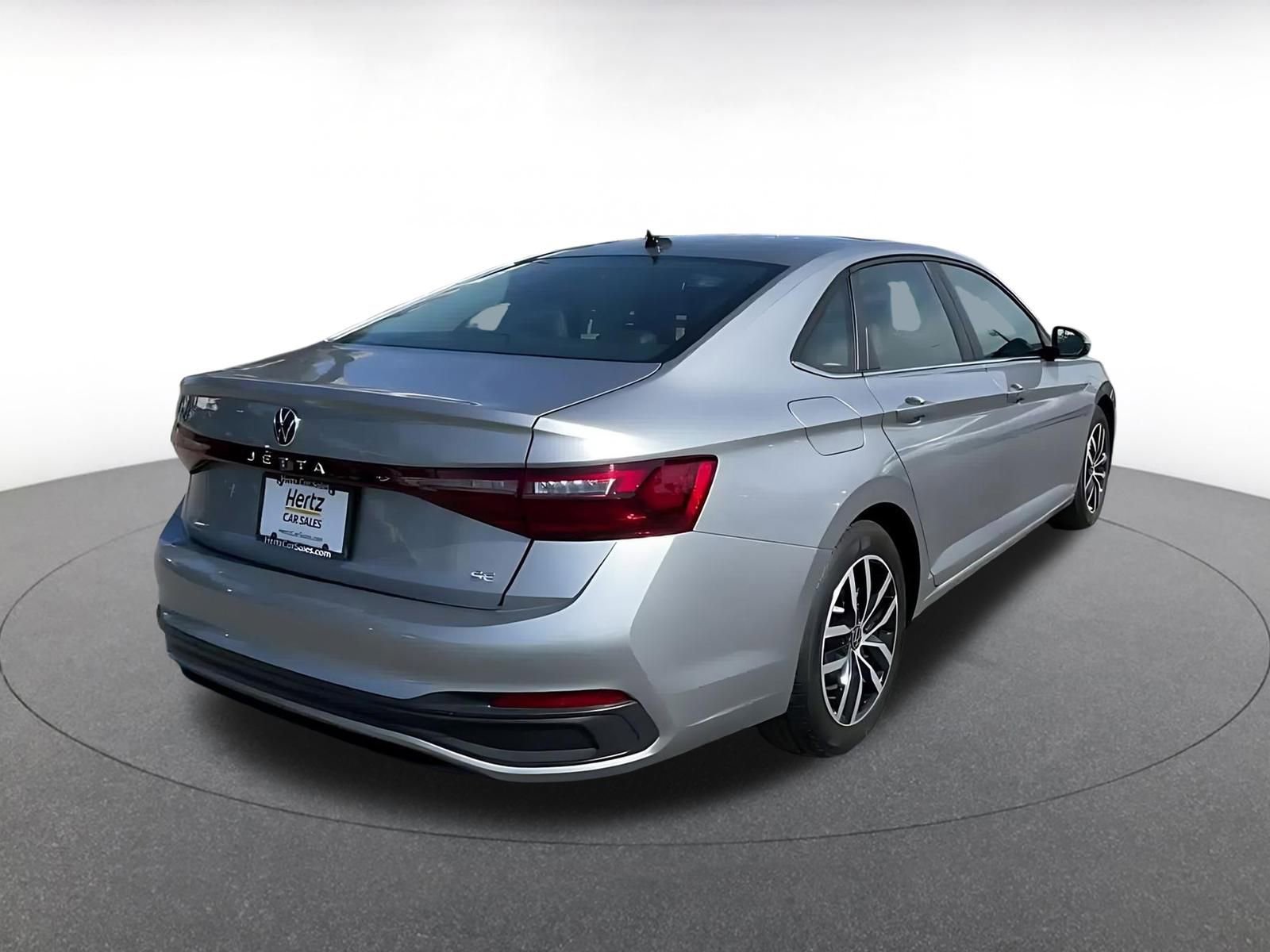 Used 2025 Volkswagen Jetta SE FWD image 14