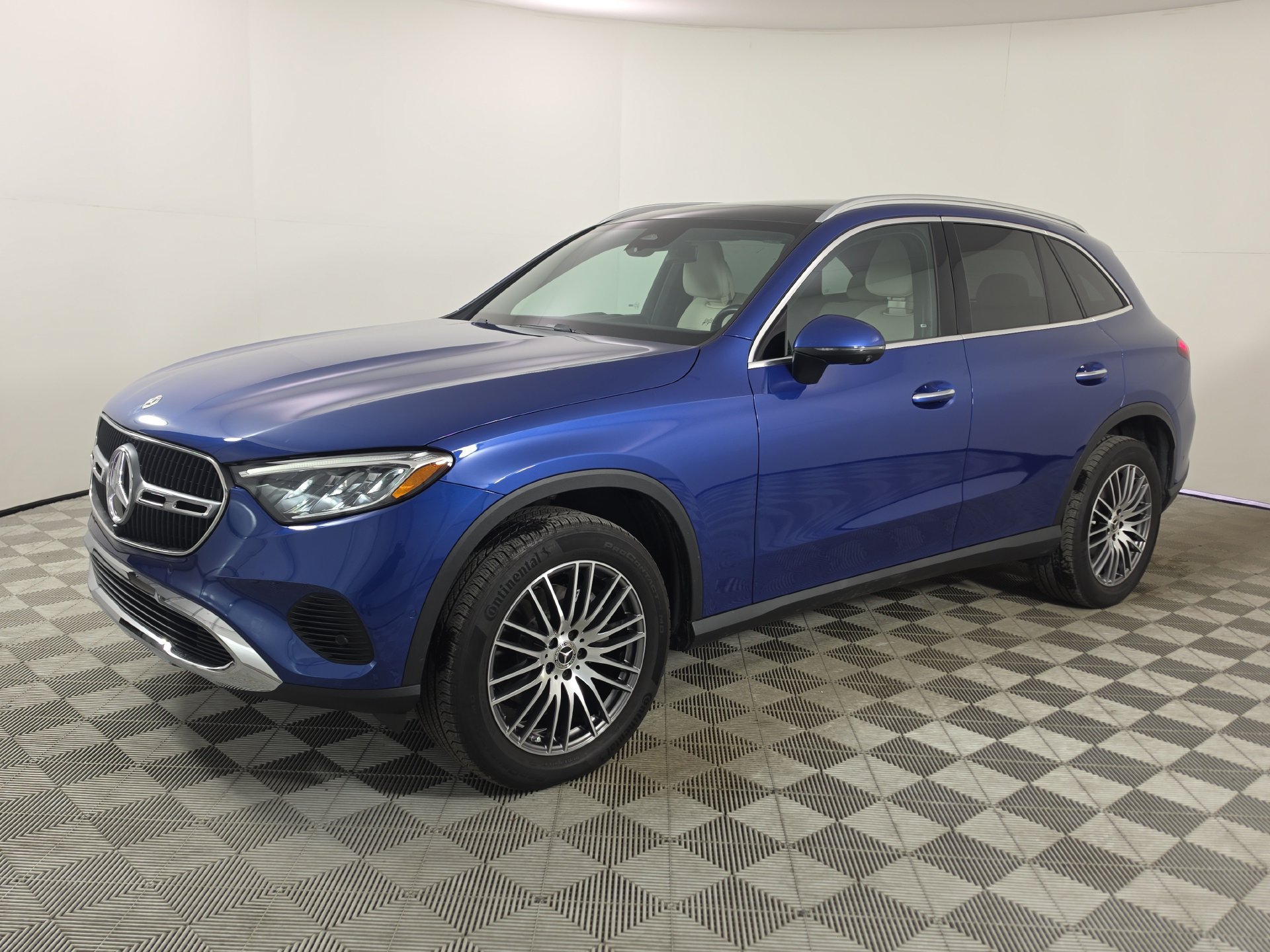 Used 2025 Mercedes-Benz GLC 300 image 3