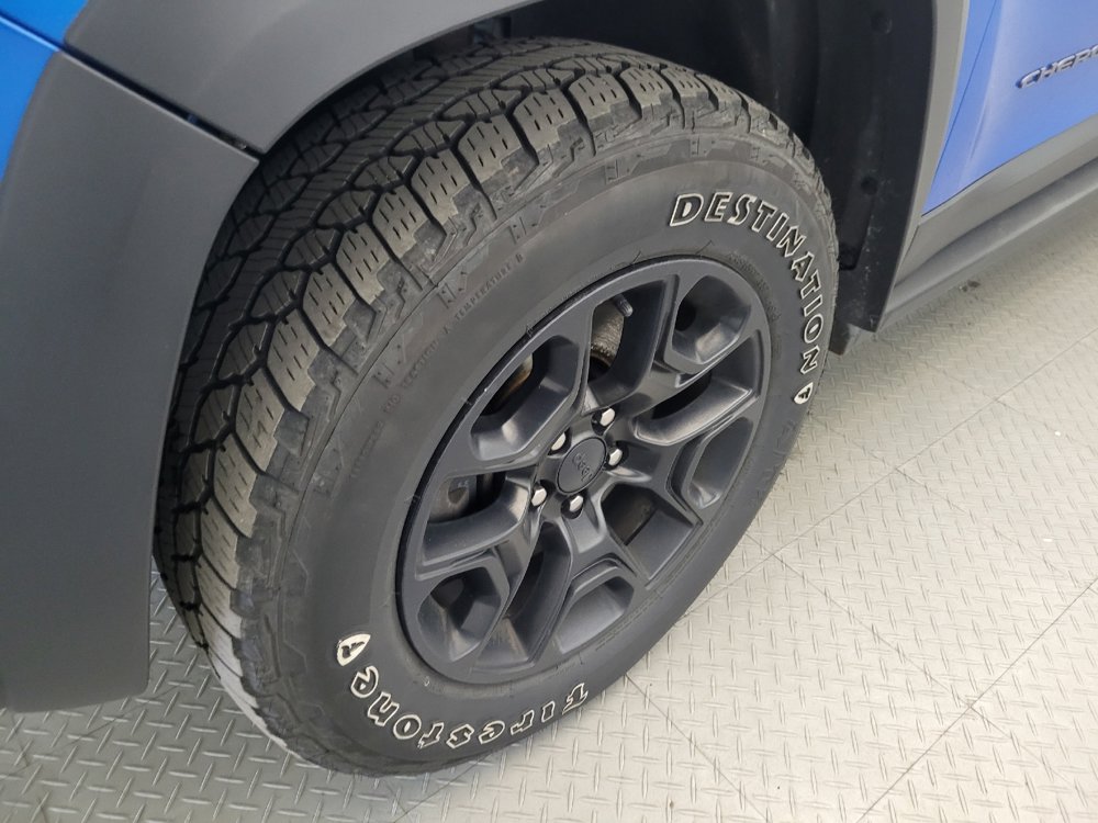 Used 2020 Jeep Cherokee Trailhawk w/ Cold Weather Group AWD/4WD image 31