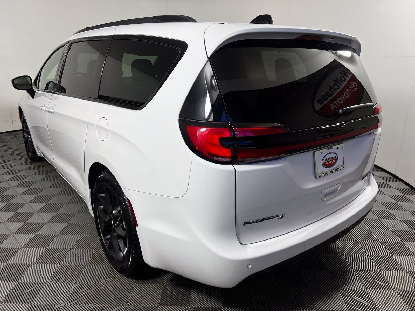 Used 2025 Chrysler Pacifica Limited FWD image 7
