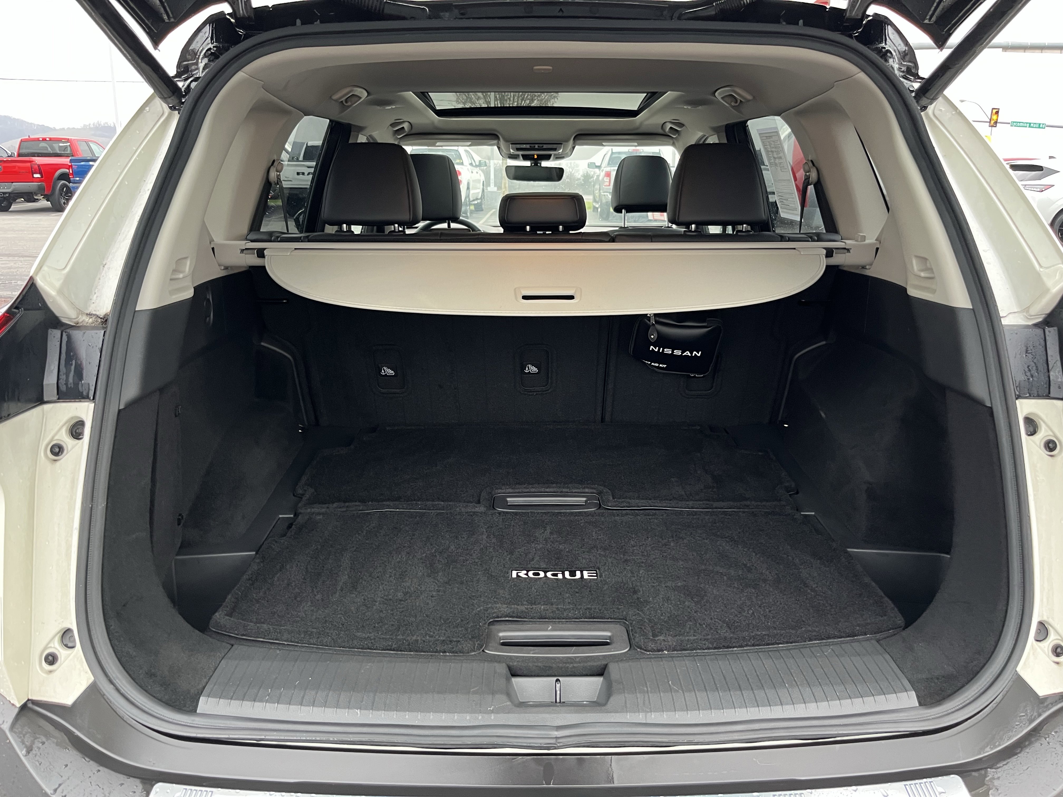 Used 2023 Nissan Rogue SL w/ SL Premium Package image 5