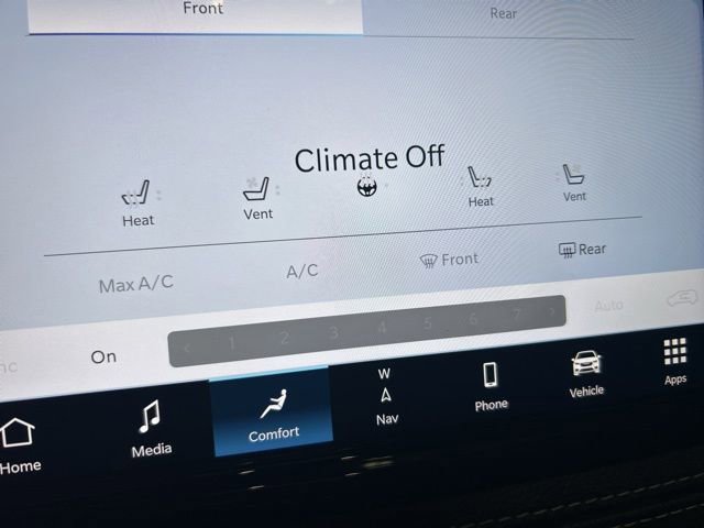 Used 2025 Chrysler Pacifica Limited image 27