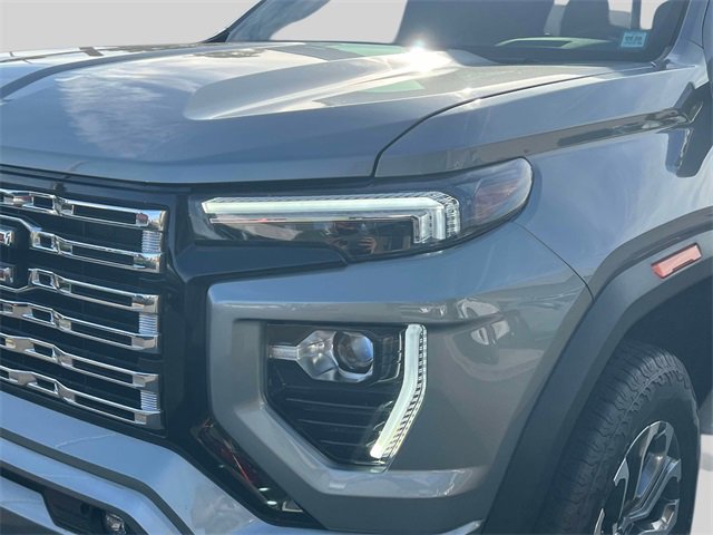 Used 2024 GMC Canyon Denali image 8
