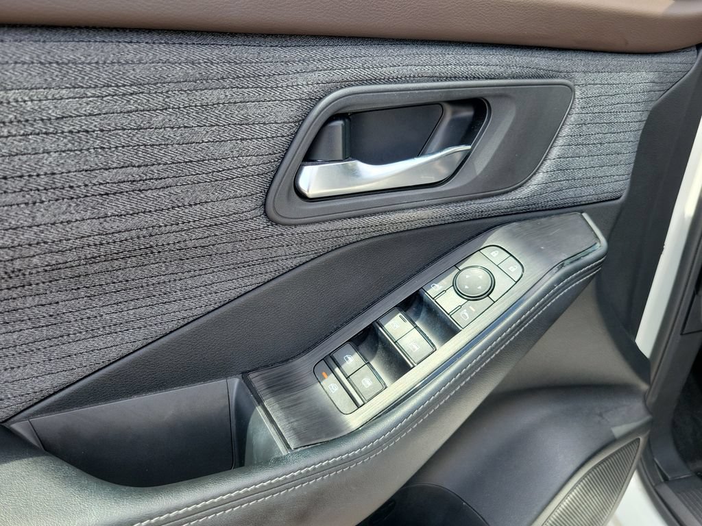 Used 2023 Nissan Rogue SV AWD/4WD image 19