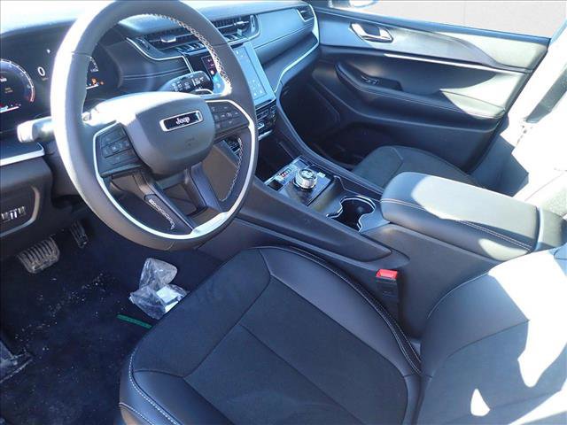 New 2025 Jeep Grand Cherokee Altitude image 11