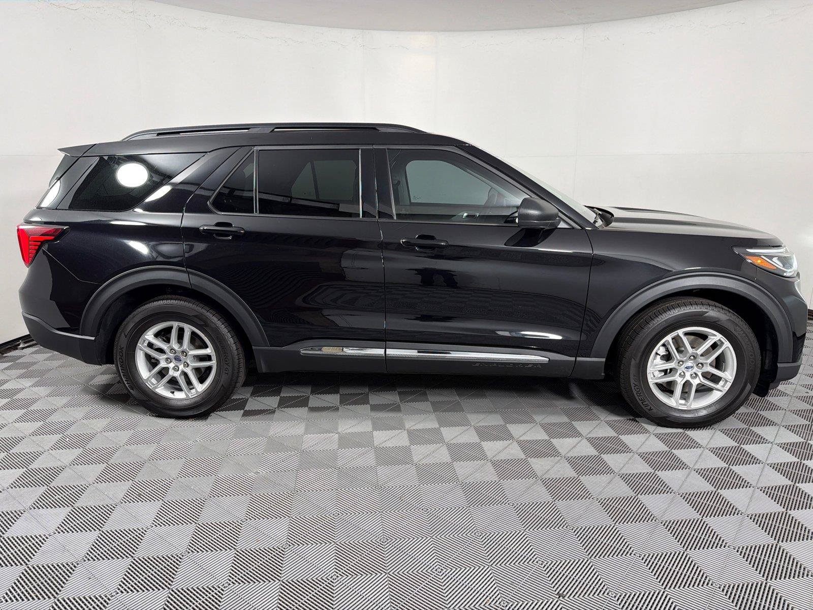Used 2025 Ford Explorer Active w/ Active Comfort Package RWD image 8