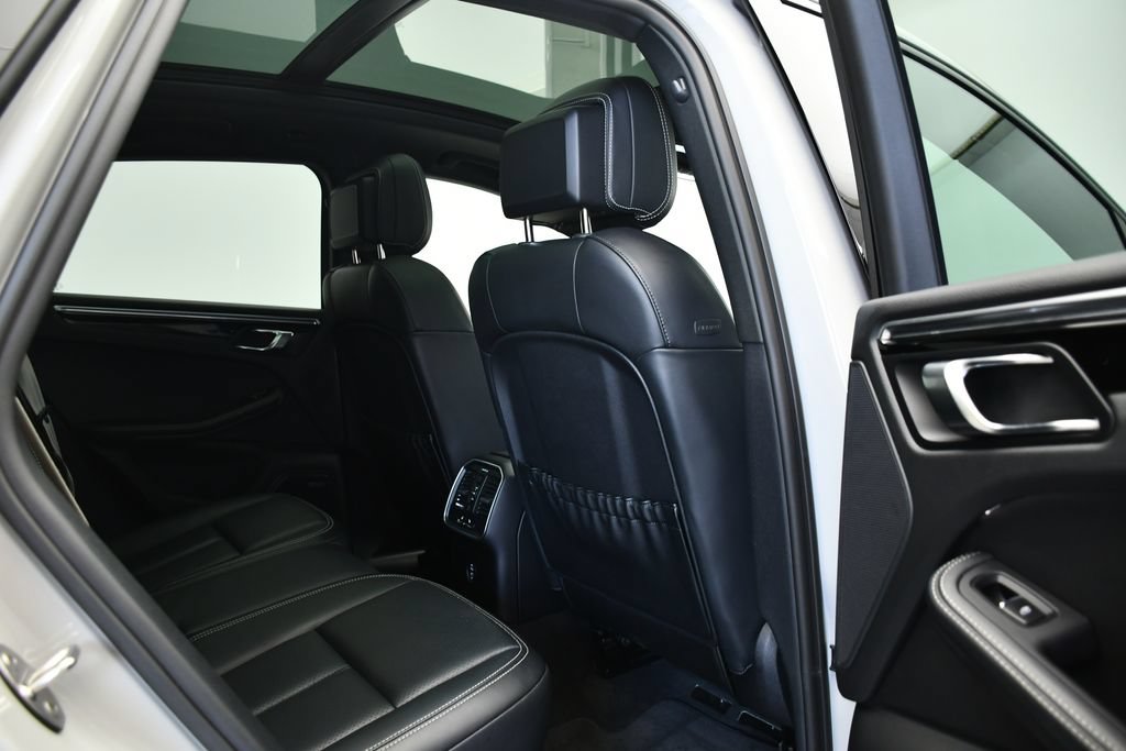 Certified 2024 Porsche Macan AWD/4WD image 49