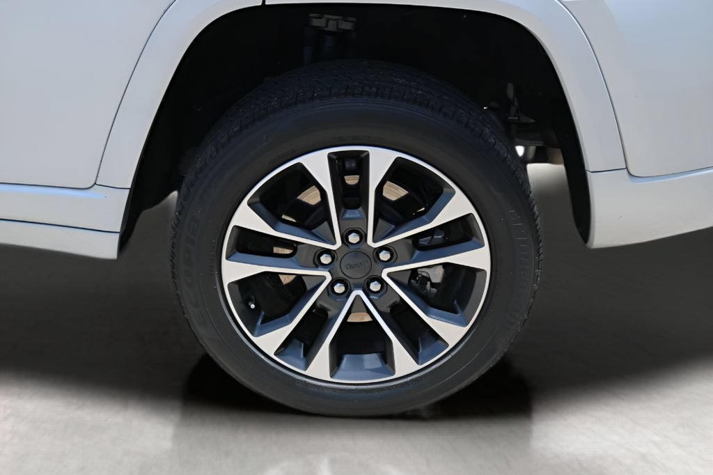 Used 2023 Jeep Grand Cherokee Overland w/ Luxury Tech Group IV AWD/4WD image 9