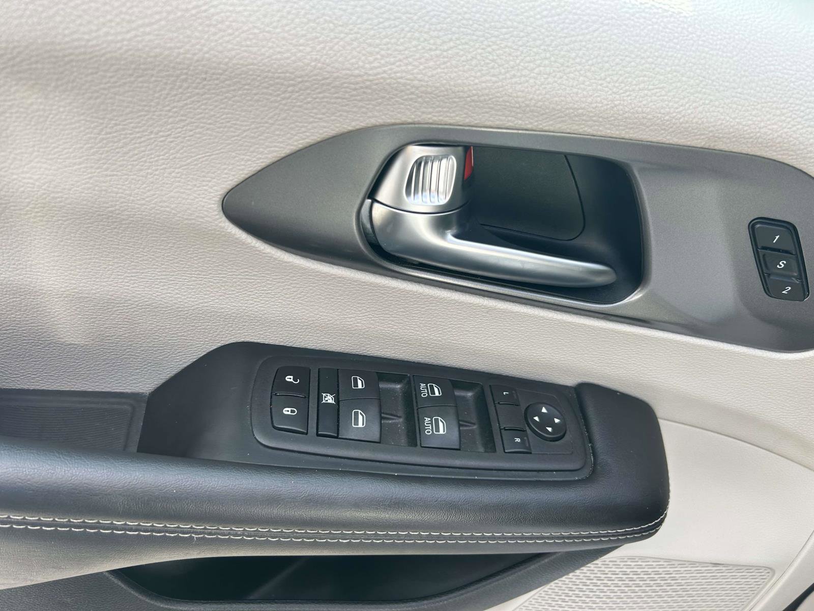 Used 2023 Chrysler Pacifica Touring-L image 21